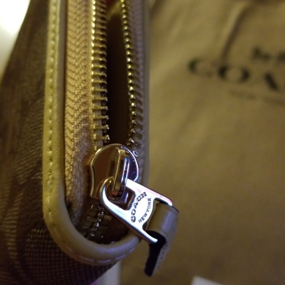 NEW Coach Accordion Zip Wallet - Picture 3 of 5